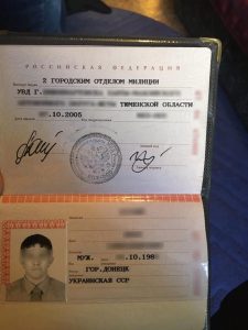 Один із затриманих має російський паспорт. Більше читайте тут: http://dt.ua/UKRAINE/kerivnikiv-dfs-kiyivskoyi-oblasti-zatrimali-za-korupciyu-ta-krishuvannya-konvertcentru-217512_.html