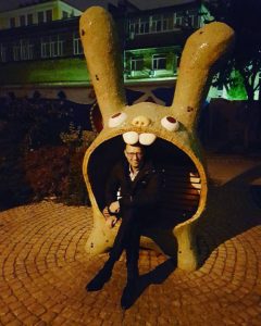  Буковинець Арсеній Яценюк розсмішив мережу, сфотографувавшись на лавочці у вигляді кролика (фото)