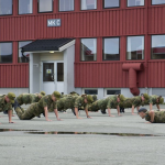 В Норвегии  командир дал приказ 23-х летней девушке мыться вместе с  30-ю её сослуживцами